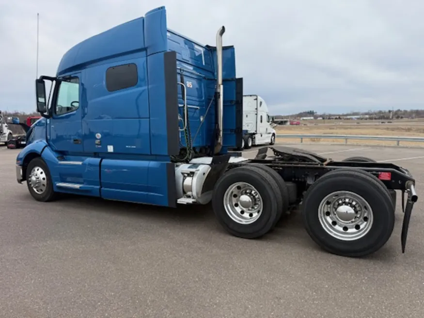 2022 Volvo VNL | Photo 3 of 11