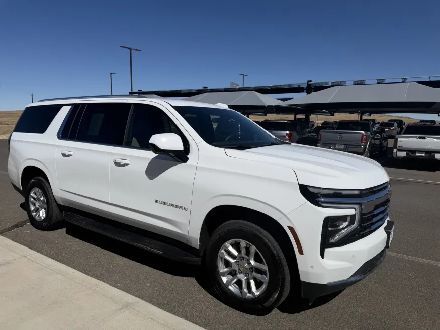 2025 Chevrolet Suburban LT | Photo 3 of 24