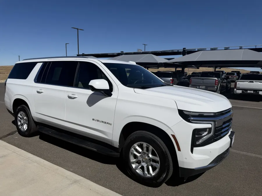 2025 Chevrolet Suburban LT | Photo 3 of 24