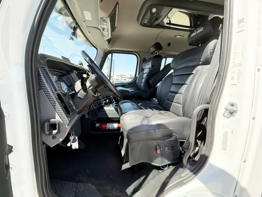 2023 Freightliner M2 106 Summit Hauler | Photo 5 of 22