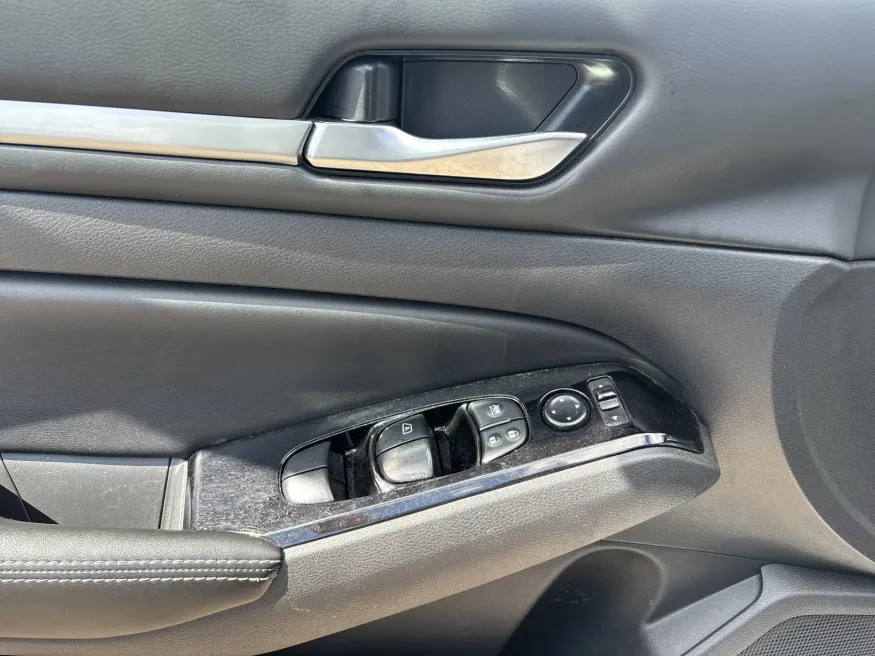 2023 Nissan Altima 2.5 SV | Photo 11 of 19