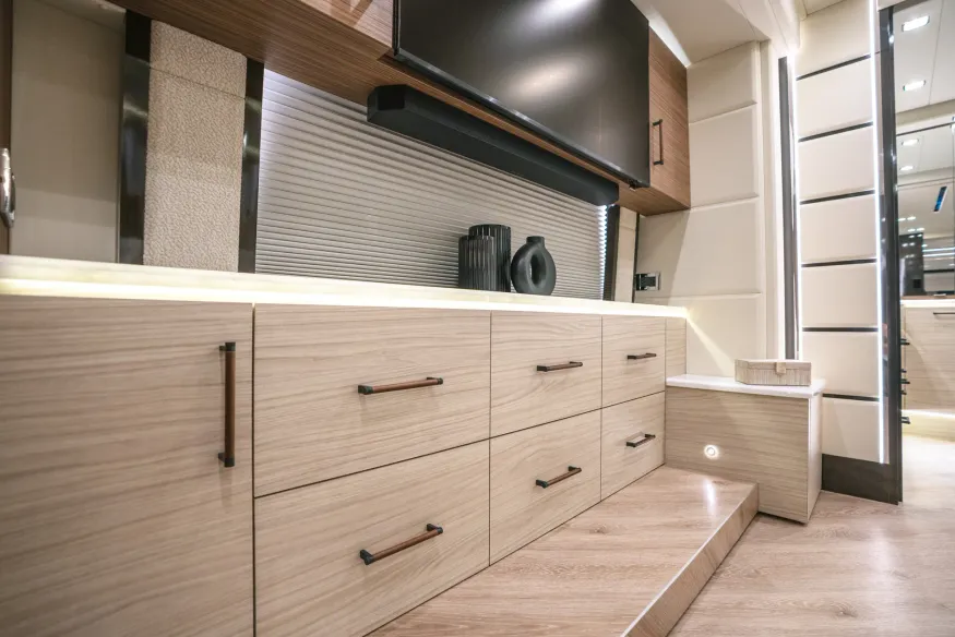 2026 Emerald Luxury Coaches Prevost H3-45 Triple Slide | Photo 15 of 23