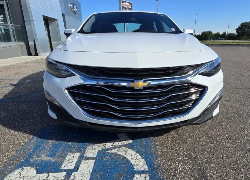 2024 Chevrolet Malibu | Photo 2 of 27