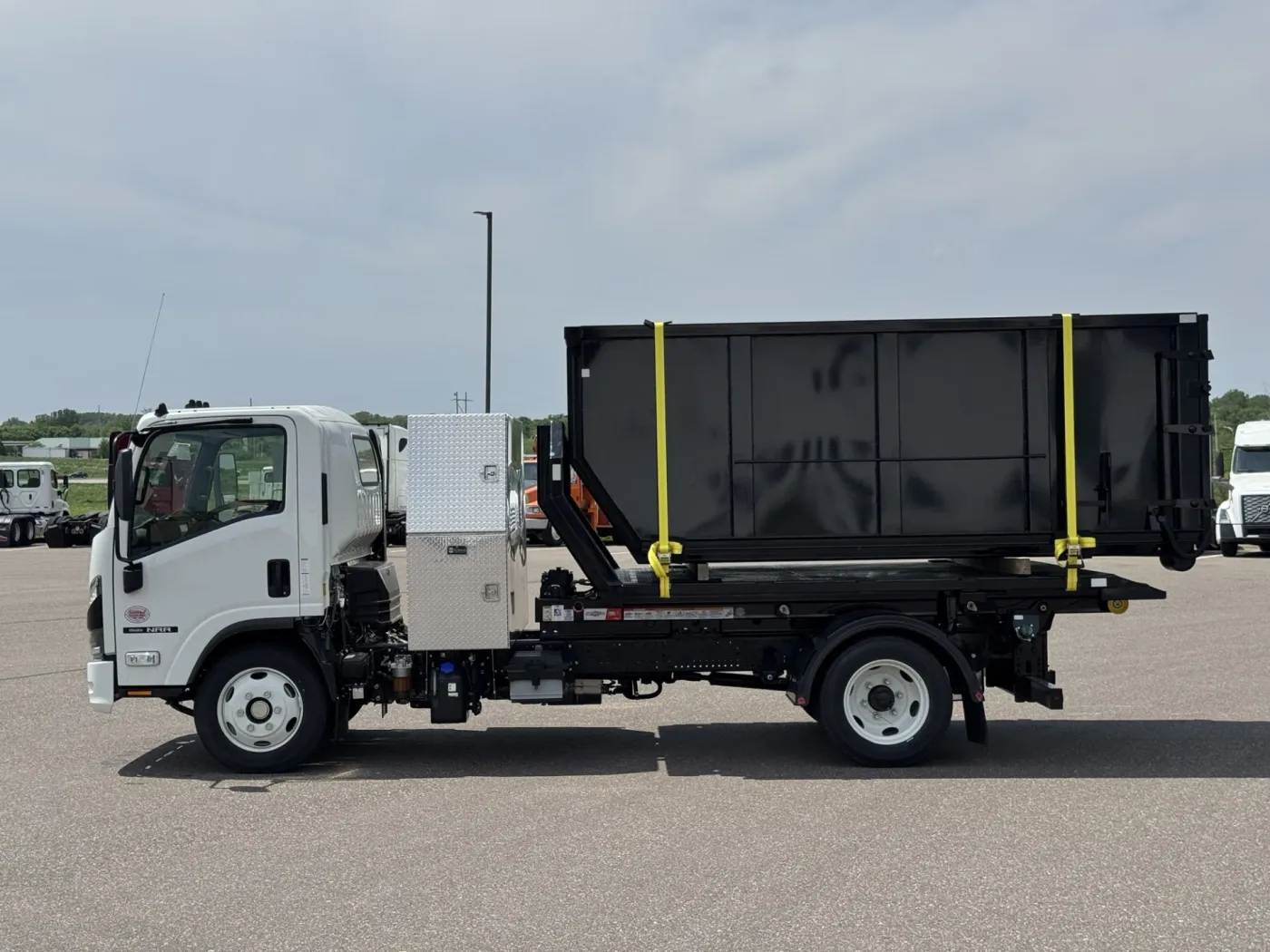 2025 Isuzu NRR | Photo 4 of 29