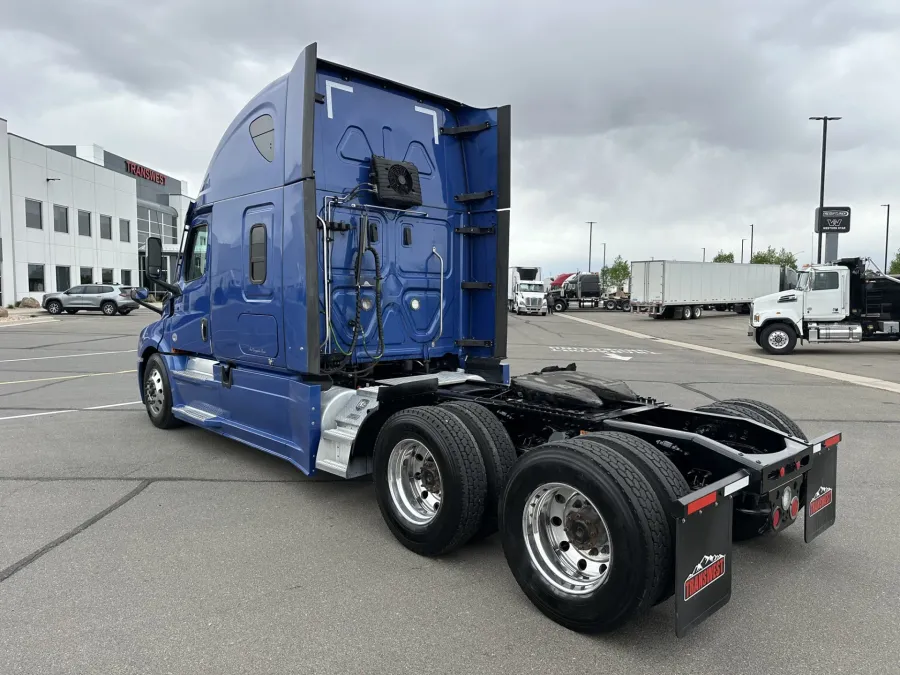 2023 Freightliner Cascadia | Photo 7 of 24