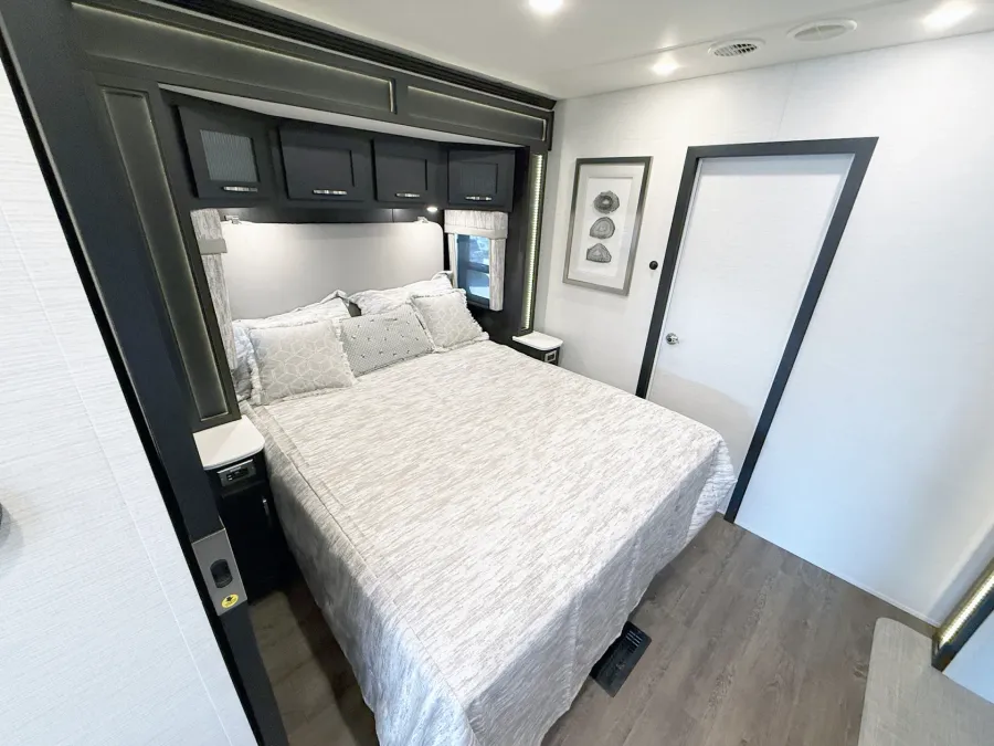 2027 Newmar Canyon Star 3947 | Photo 15 of 32
