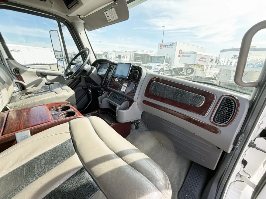 2015 Freightliner M2 106 2L Hauler | Photo 19 of 20