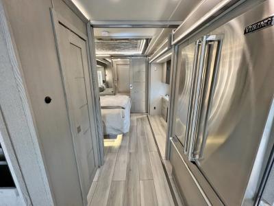 2023 Newmar King Aire 4521 | Thumbnail Photo 19 of 46