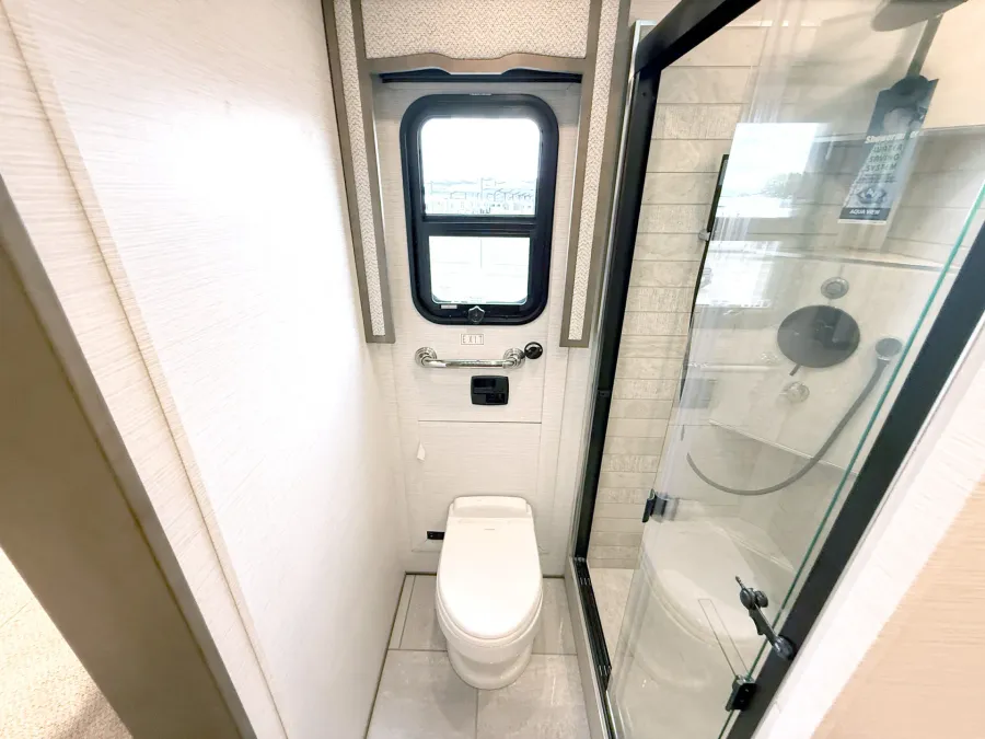 2026 Newmar Summit Aire 4505 | Photo 17 of 32