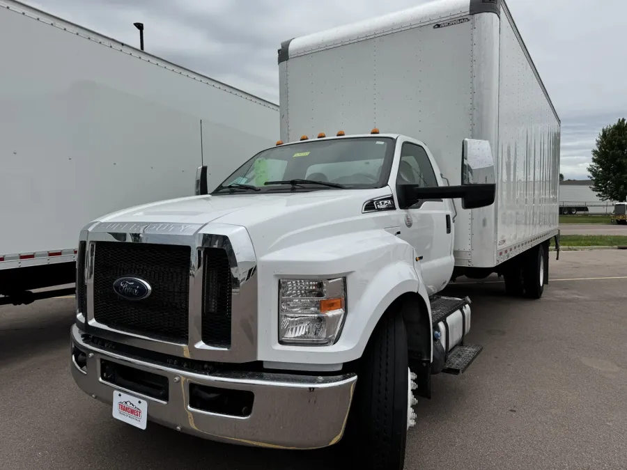 2023 Ford F750 | Photo 1 of 8
