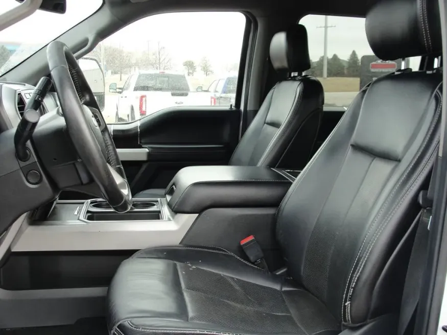 2020 Ford Super Duty F-350 Lariat | Photo 30 of 38