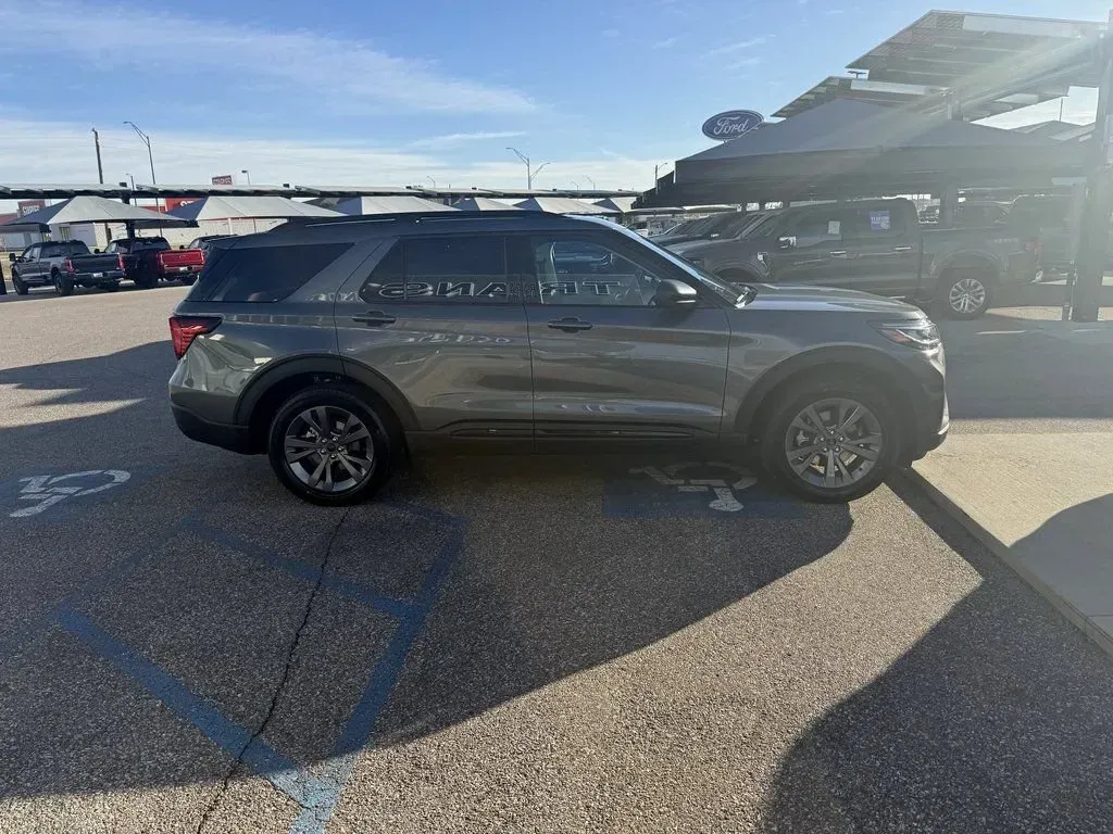 2026 Ford Explorer | Photo 4 of 27