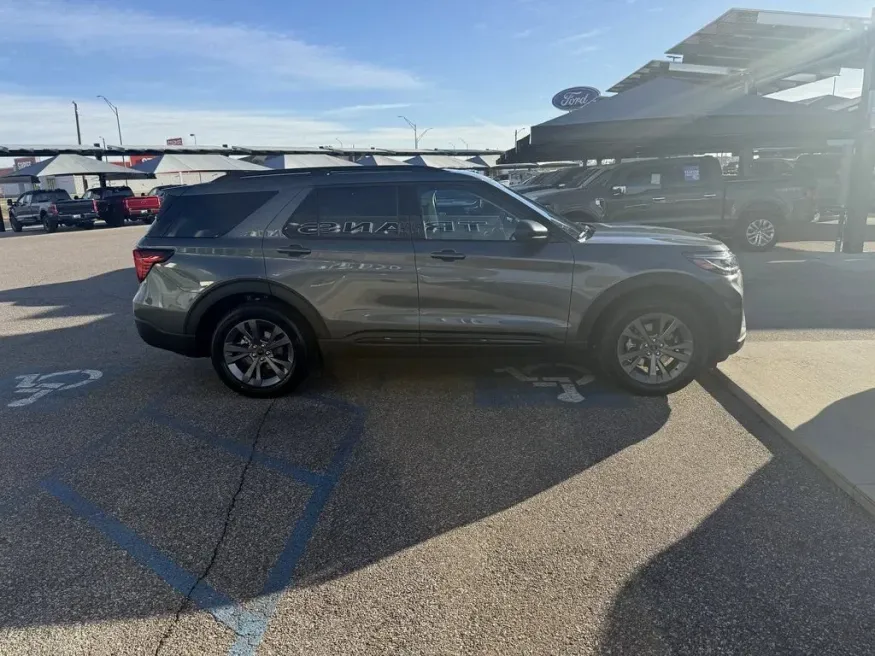 2026 Ford Explorer | Photo 4 of 27