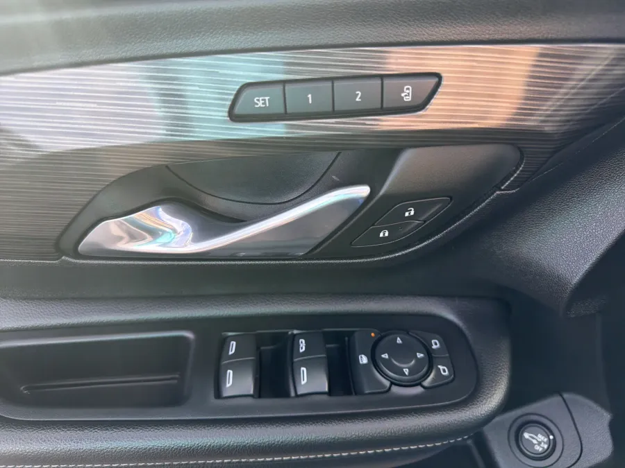 2024 GMC Terrain SLT | Photo 12 of 22