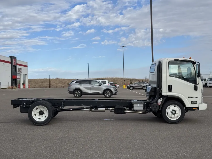 2025 Isuzu NRR | Photo 8 of 24