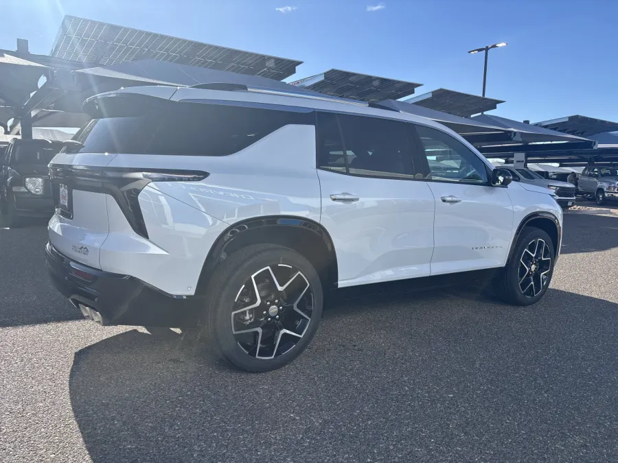 2026 Chevrolet Traverse AWD High Country | Photo 4 of 24