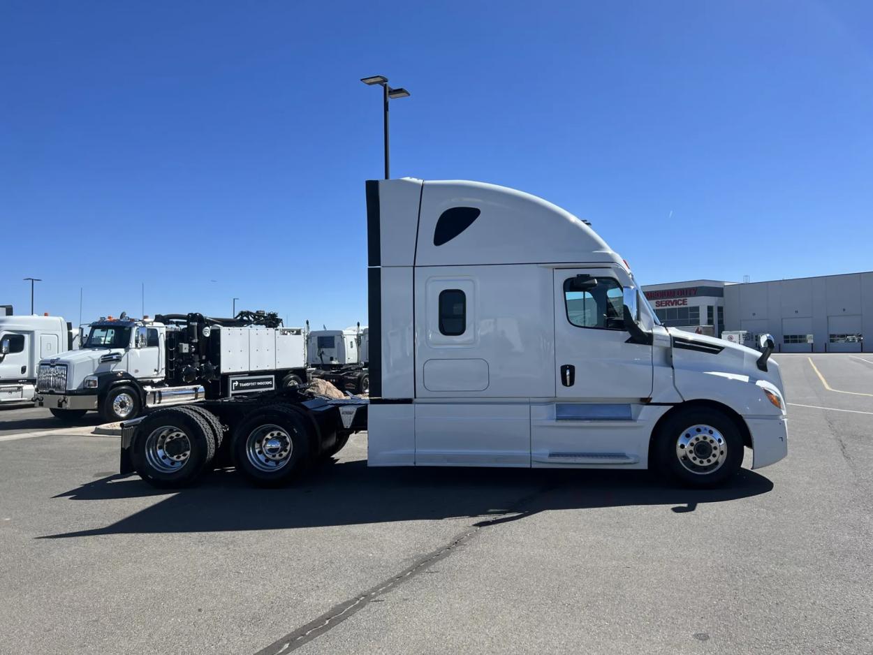 2022 Freightliner Cascadia 126 | Photo 4 of 14