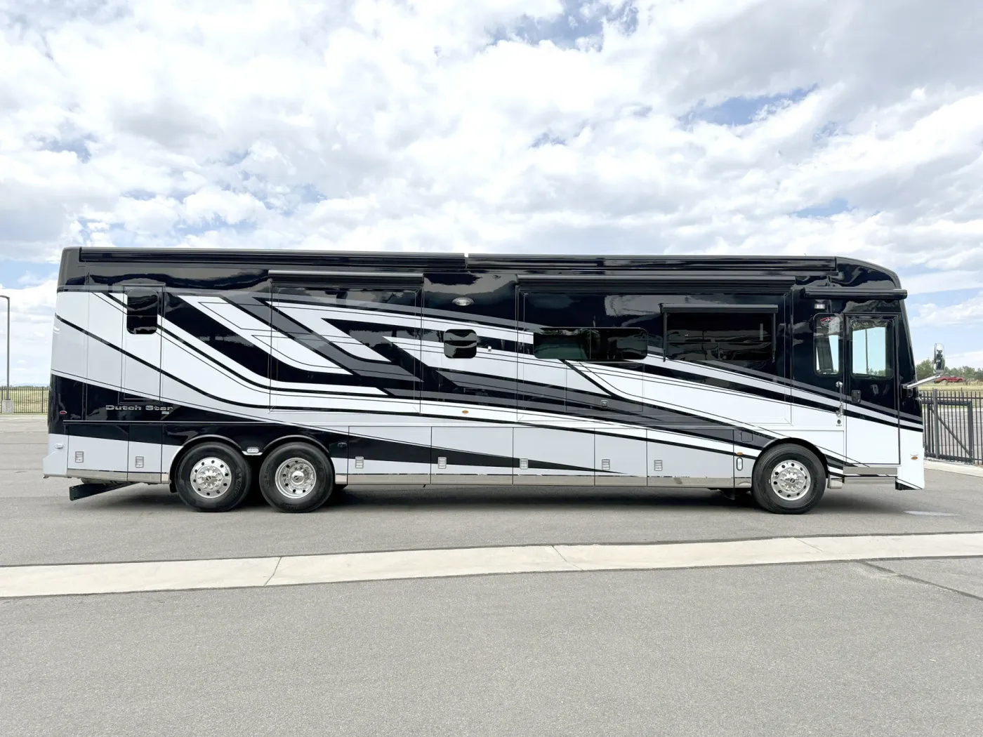 2026 Newmar Dutch Star 4369 | Photo 3 of 34