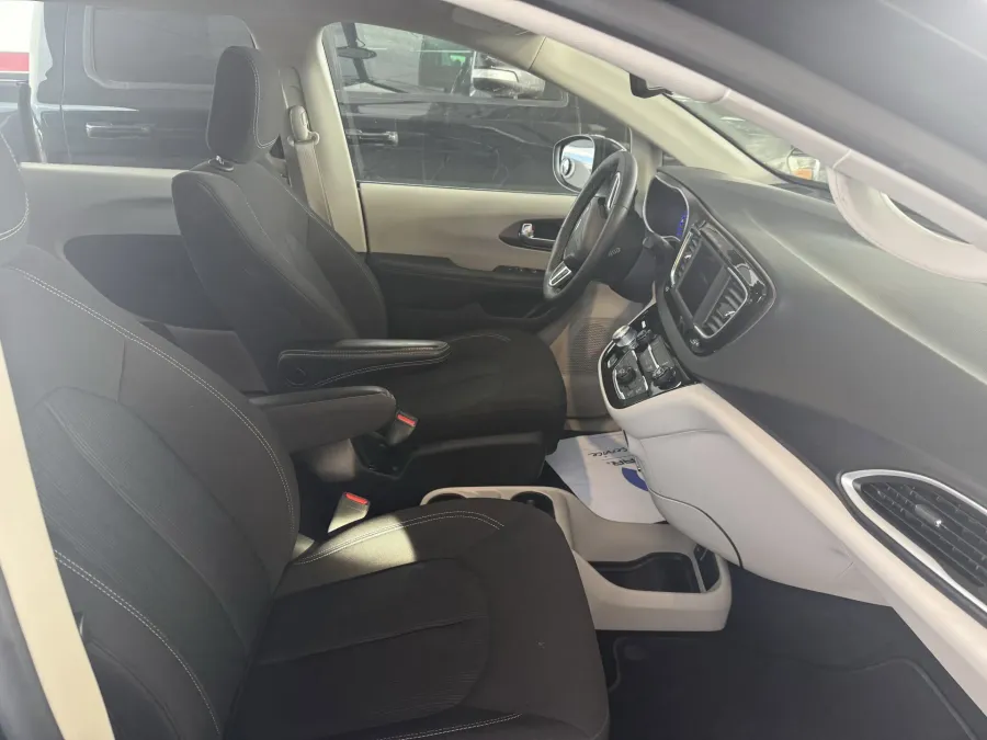 2023 Chrysler Voyager LX | Photo 14 of 20