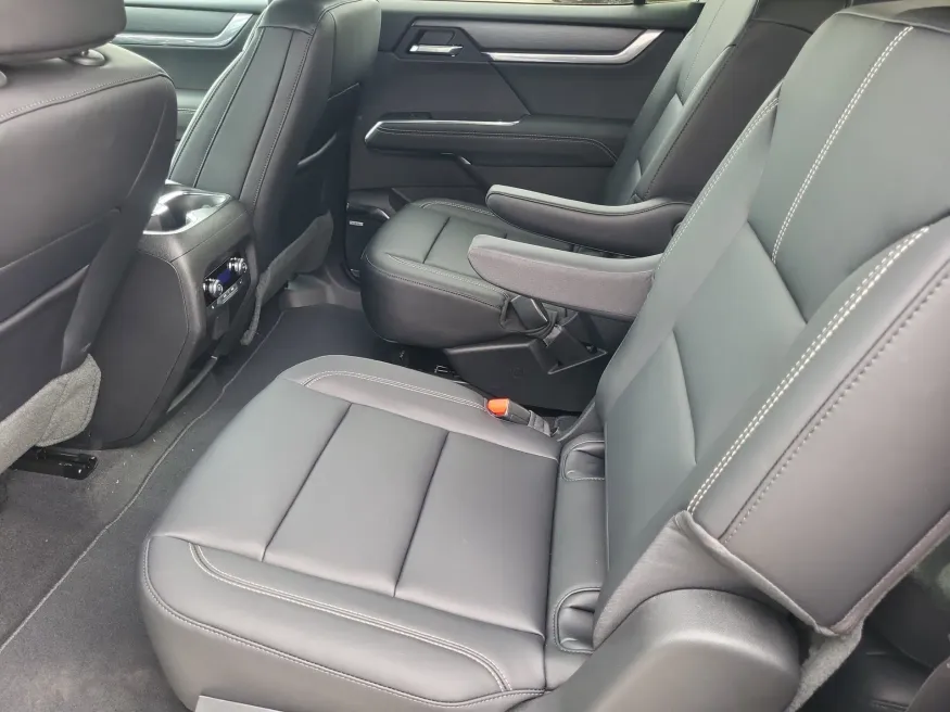 2026 GMC Acadia AWD Elevation | Photo 21 of 24