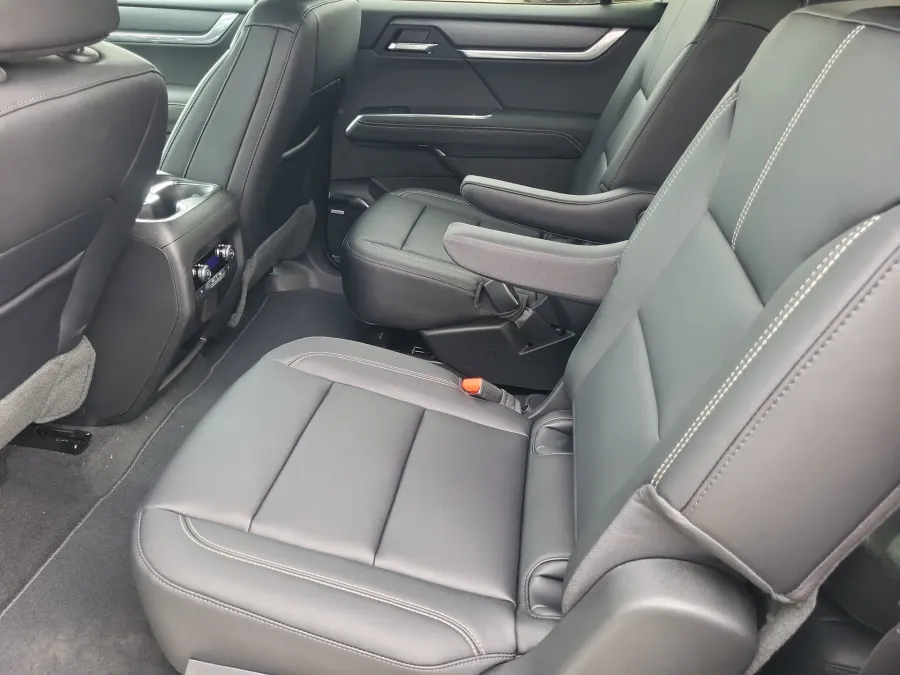 2026 GMC Acadia AWD Elevation | Photo 21 of 24