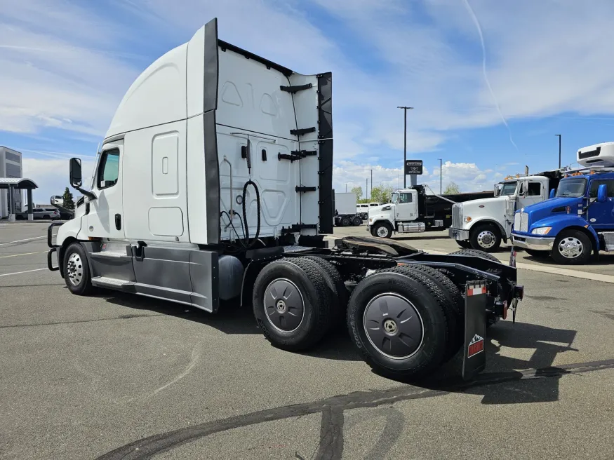 2024 Freightliner Cascadia 126 | Photo 4 of 21