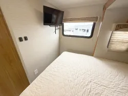 2017 Jayco Melbourne 24LP | Thumbnail Photo 10 of 21