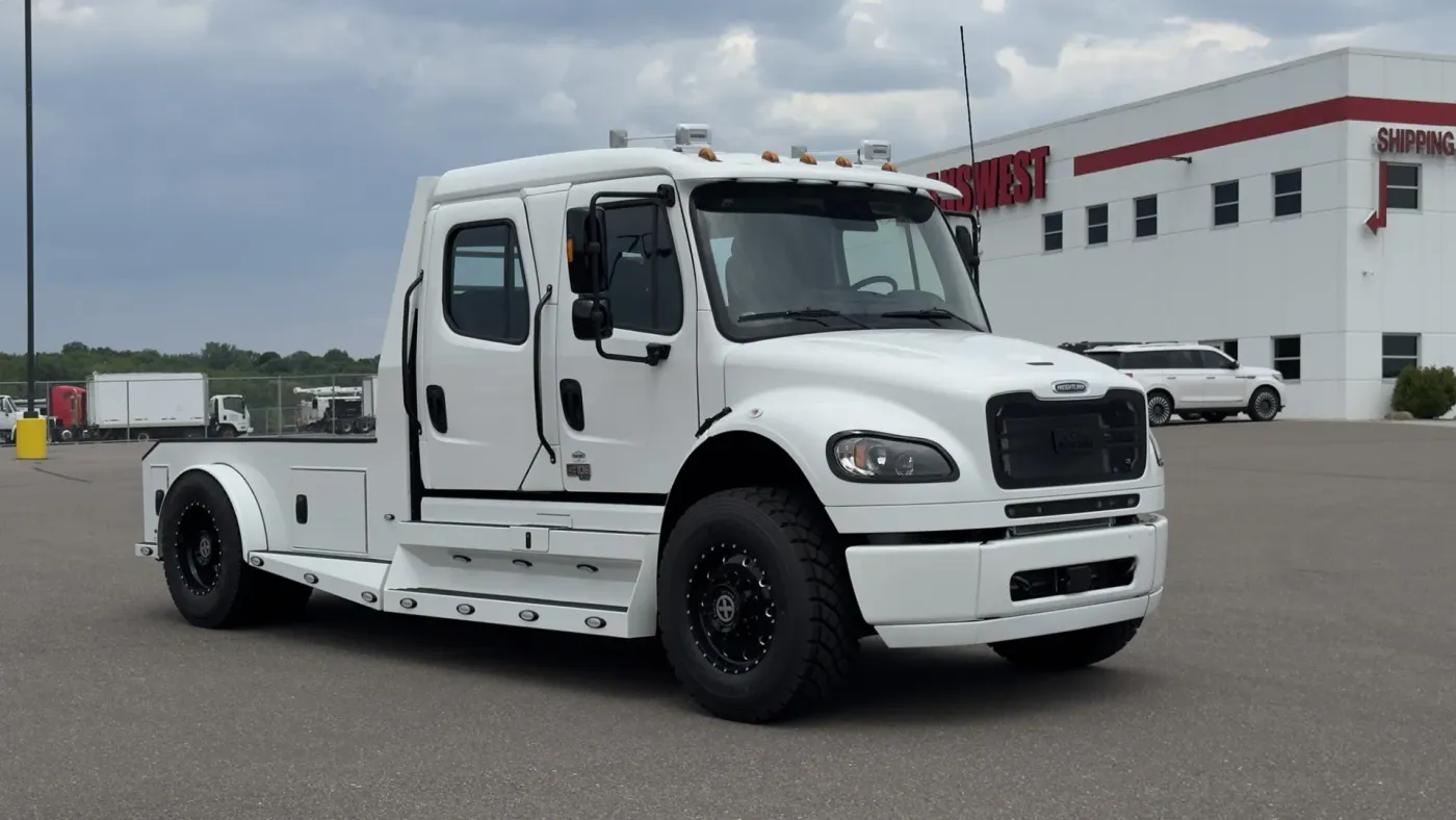 2025 Freightliner M2 106 Summit Hauler | Photo 2 of 22