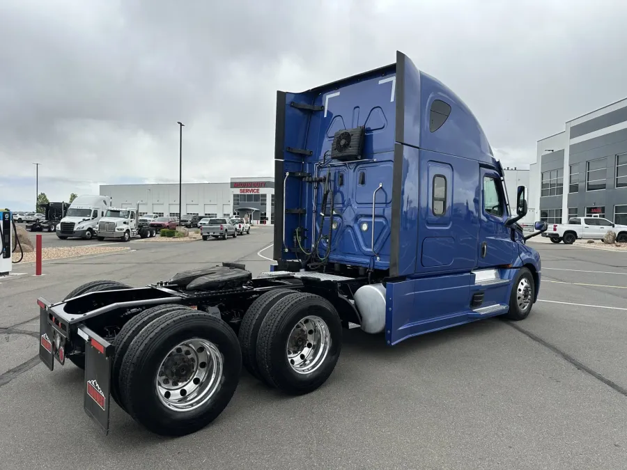 2023 Freightliner Cascadia | Photo 5 of 24