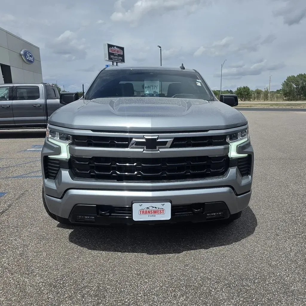 2025 Chevrolet Silverado 1500 | Photo 2 of 28