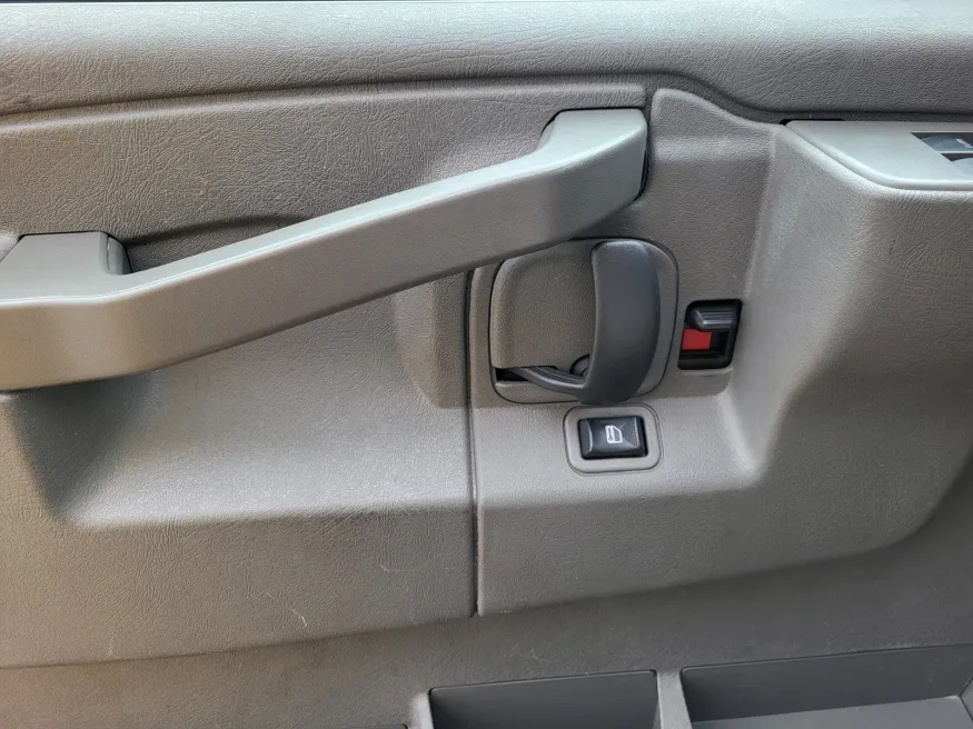 2021 GMC Savana Commercial Cutaway CUTWAY | Photo 16 of 20