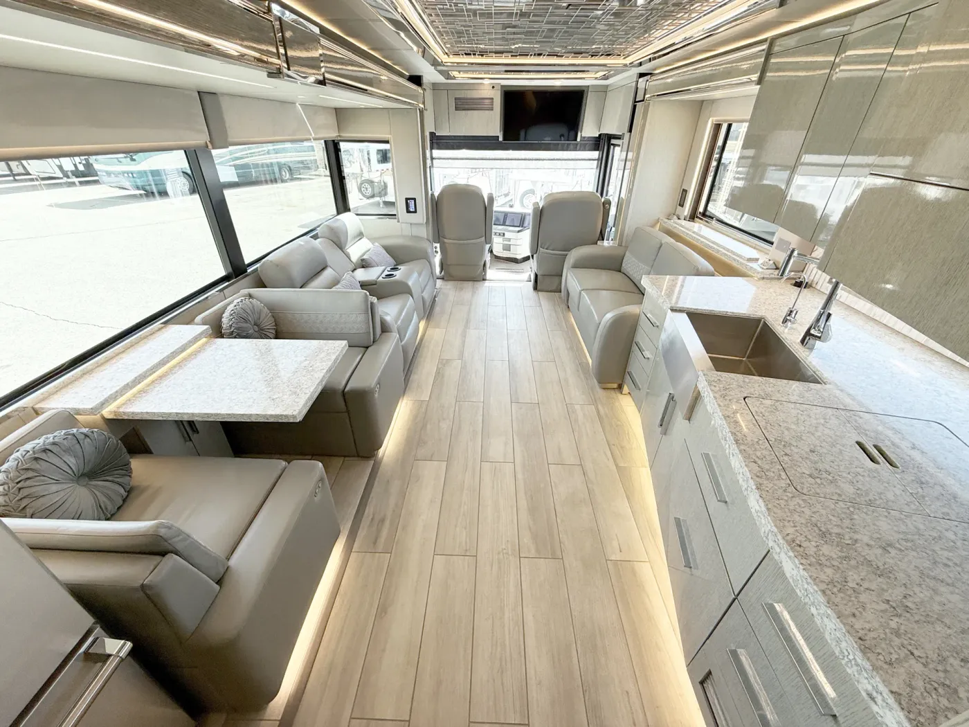 2022 Newmar King Aire 4531 | Photo 4 of 6