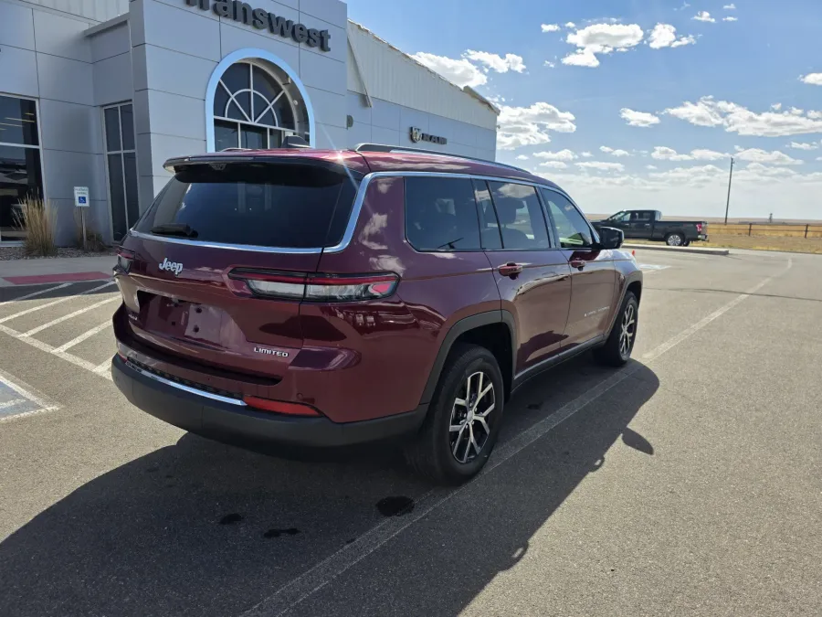 2023 Jeep Grand Cherokee L Limited | Photo 7 of 29
