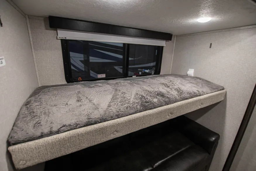 2022 Coachmen Brookstone 398MBL | Photo 18 of 27