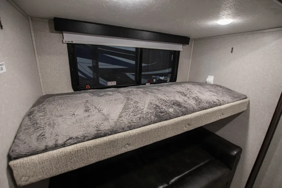 2022 Coachmen Brookstone 398MBL | Photo 18 of 27
