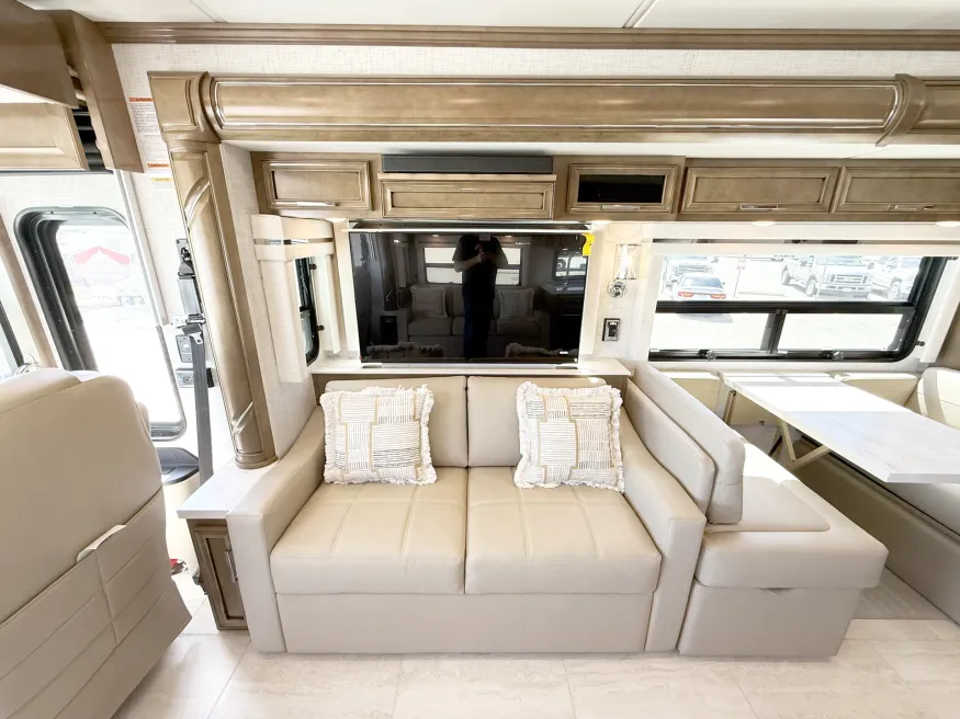2027 Newmar Ventana 4345 | Photo 10 of 33