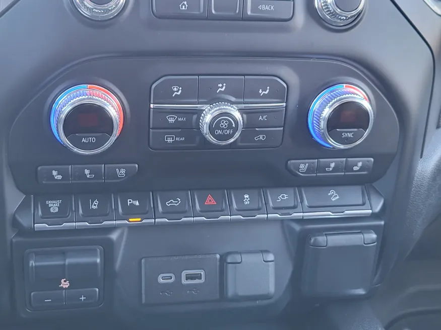 2022 GMC Sierra 3500HD AT4 | Photo 17 of 31