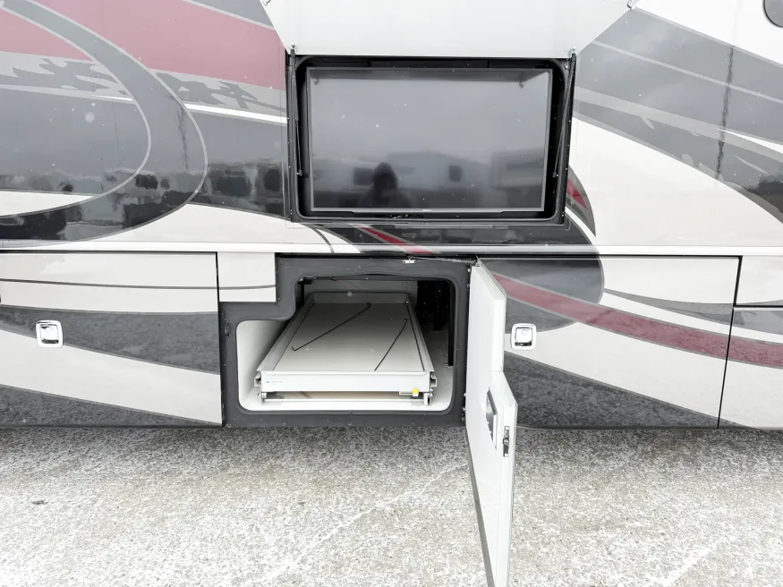 2019 Fleetwood Discovery 40M LXE | Photo 25 of 30