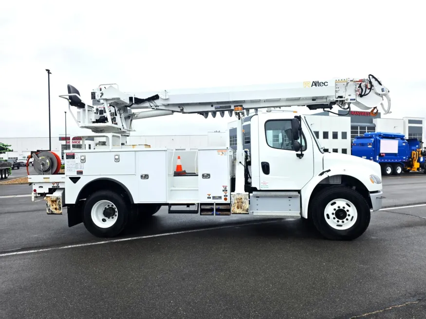 2022 Freightliner M2 106 | Photo 4 of 36