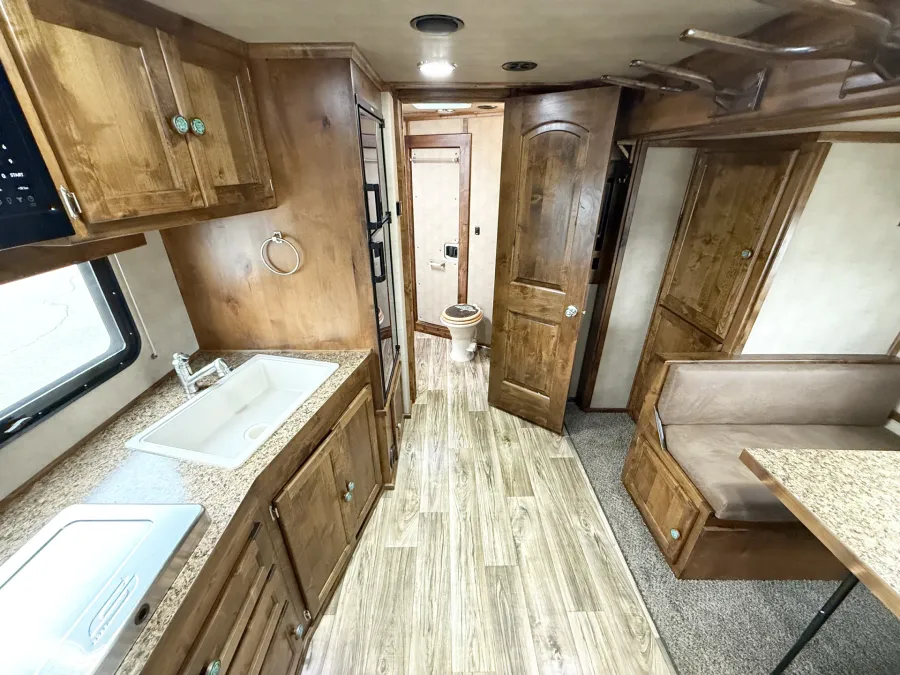 2023 Logan Coach Select 814 4HLQ | Photo 4 of 27