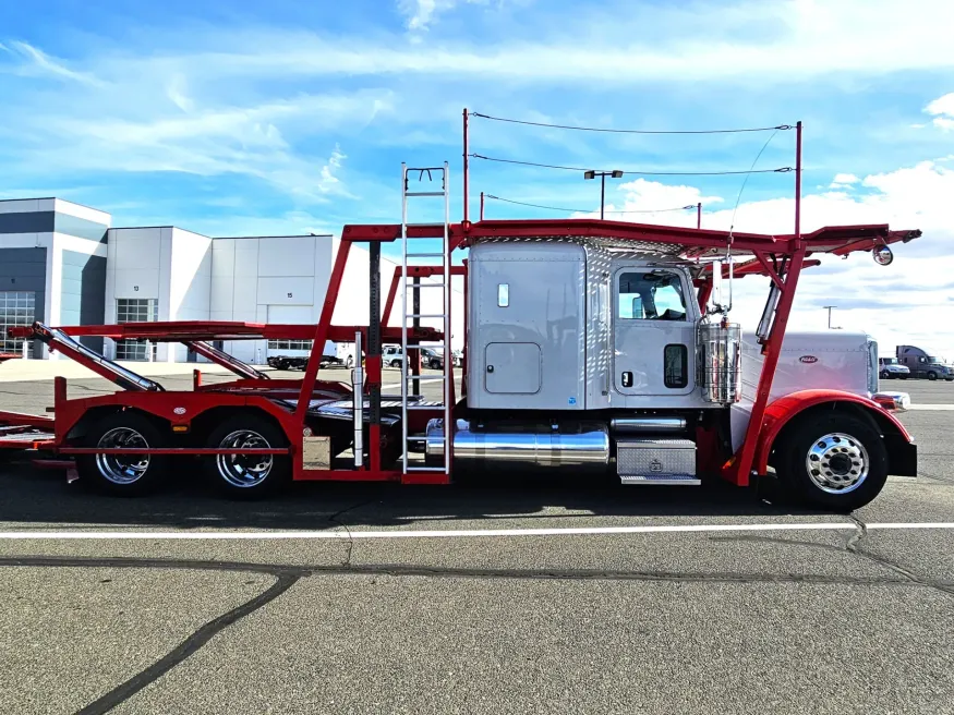 2020 Peterbilt 389 | Photo 4 of 35
