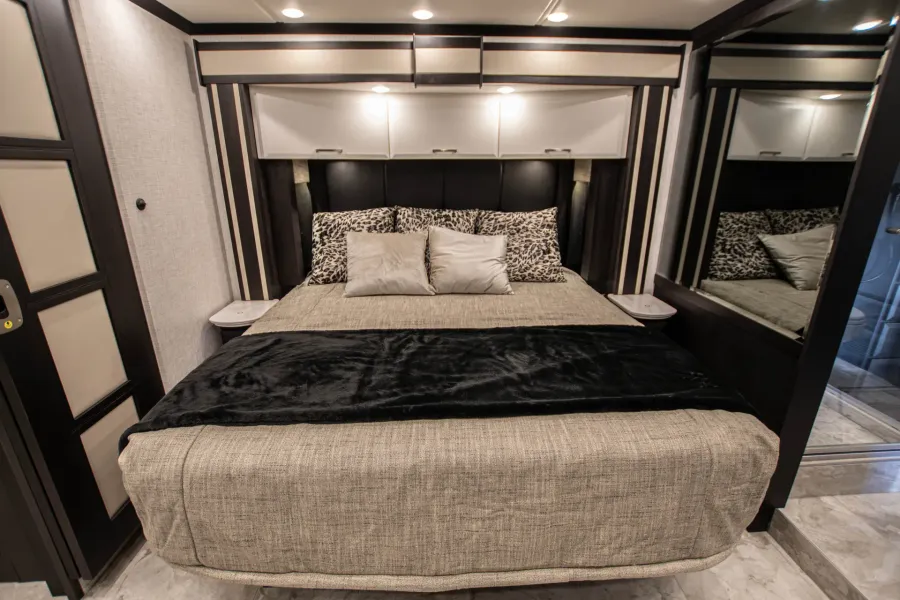 2026 Newmar Essex 4569 | Photo 25 of 35