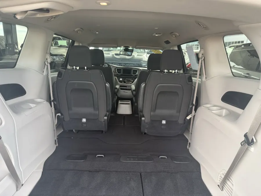 2023 Chrysler Voyager LX | Photo 10 of 20