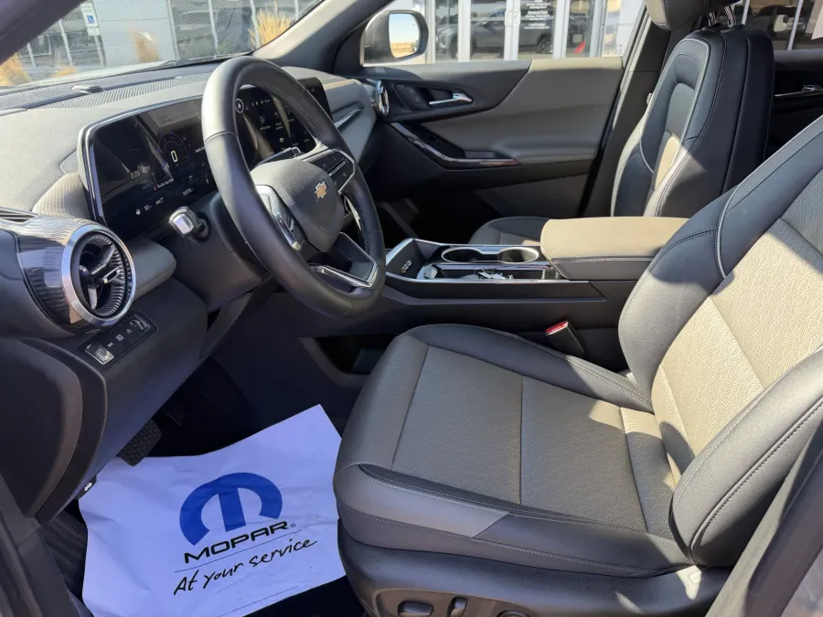 2025 Chevrolet Equinox AWD LT | Photo 14 of 22