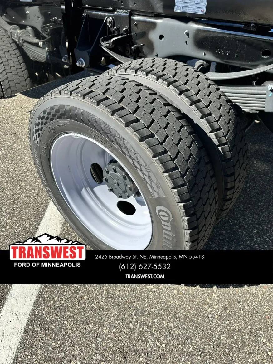 2025 Ford Super Duty F-550 | Photo 7 of 15