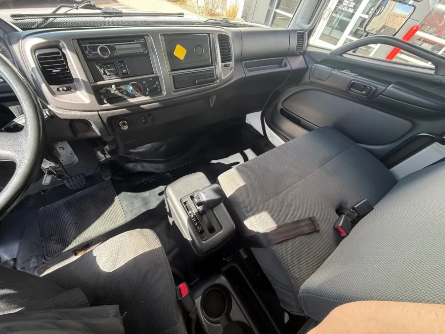 2016 Hino 268 | Photo 5 of 11