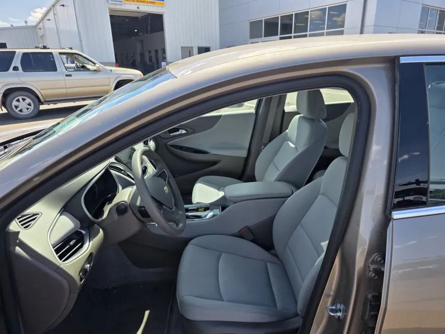 2022 Chevrolet Malibu LS | Photo 9 of 21