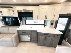 2026 Newmar Summit Aire 4505 | Thumbnail Photo 10 of 32