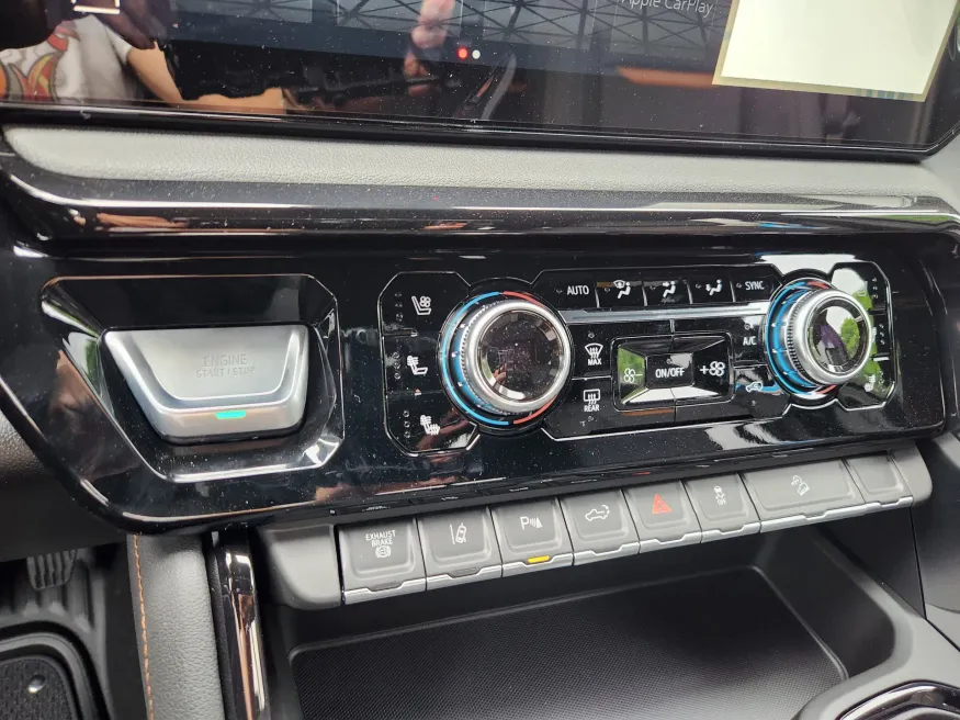 2025 GMC Sierra 2500HD AT4 | Photo 26 of 32