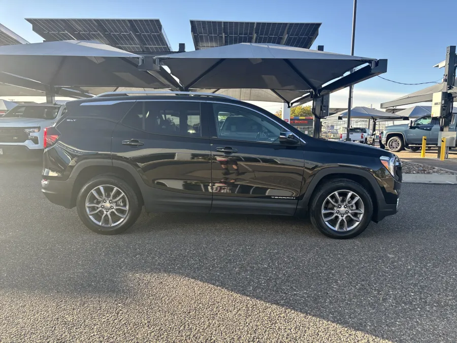 2024 GMC Terrain SLT | Photo 5 of 21